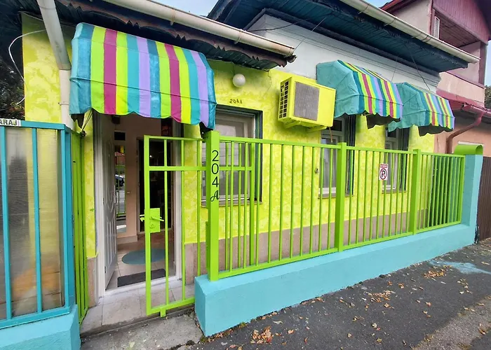 Artsy, Fully Equipped House, 2 Bedrooms, 2 Tvs, Free Parking, All To Yourself!
