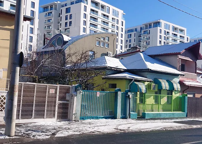Artsy, Fully Equipped House, 2 Bedrooms, 2 Tvs, Free Parking, All To Yourself!
